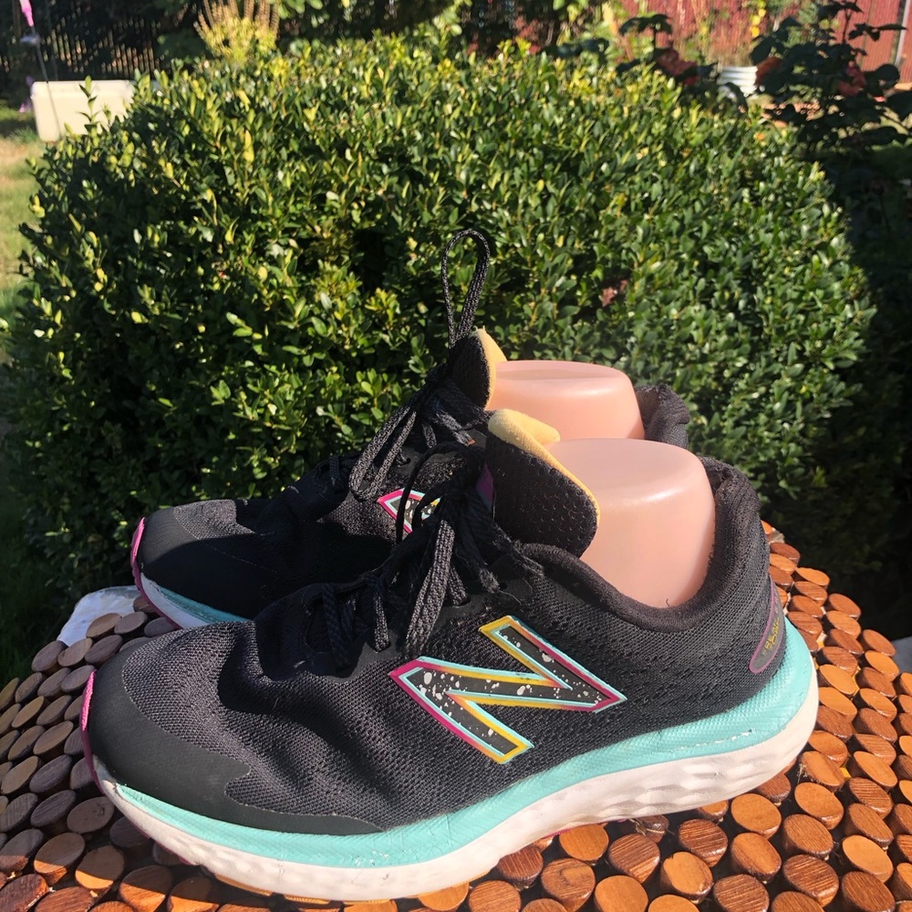 New Balance Fresh Foam 680 V7 Women's Black Teal and Pink Accents Sneakers Sz 9